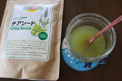 めっちゃたっぷりフルーツ青汁にチアシードを入れる