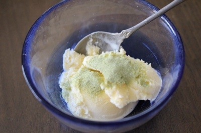 めっちゃたっぷりフルーツ青汁をバニラアイスにかける