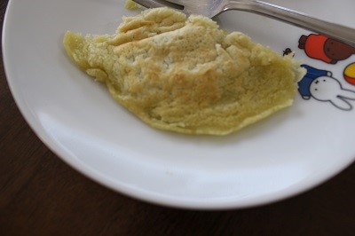 めっちゃたっぷりフルーツ青汁をパンケーキに入れる
