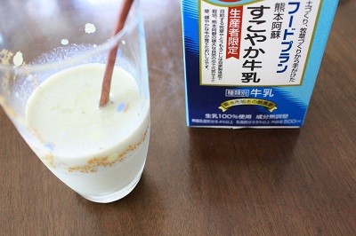 めっちゃたっぷりフルーツ青汁を牛乳で割る